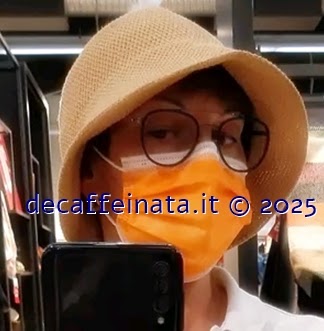 Il selfie allo specchio è una delle mie abitudini fotografiche fin dagli anni Ottanta, quando li eseguivo con macchine fotografiche. Qui era il 2020.