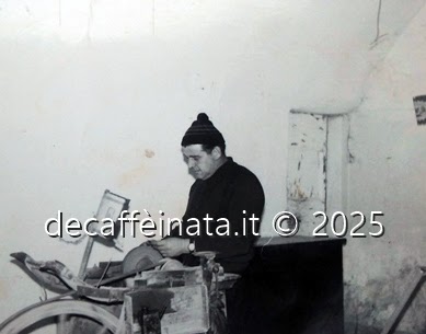 L'interno della chiesetta negli anni Settanta. Una persona di famiglia, al lavoro in un sua personale attività.