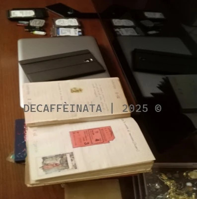 Diari scolastici, vecchi notebook, SD card e USB: archivio e ossigeno introspettivo di decenni di appunti.