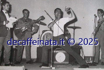 Jerry in uno dei suoi spettacoli, forse anni Settanta. La sera che lo ho conosciuto, non avrei scommesso su di lui nemmeno 1000 lire. Cresciuto in un'era precedente, aveva la seconda elementare, parlava in tre lingue e comprendeva quattro dialetti. Suonava otto strumenti. Cantante, imitatore, ottimo giocare di scacchi e biliardo e altre cose che al momento non ricordo. Intuito sociale da vendere.