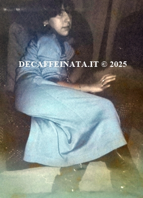 Negli anni Settanta. Sono in attesa di dettagli su questa mia fotografia, arrivata a sorpresa, di cui non ricordo praticamente nulla. Posso dire che so che era sera.