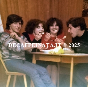 In questa immagine, io, mia madre e due persone di famiglia. Anni Ottanta.