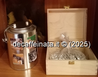 Due dei miei gatti, che hanno vissuto insieme, alla loro morte li ho fatti cremare. Ovviamente parlo di cremazione individuale.Sono all'oggi con me, come lo erano da vivi. Mia fotografia con smartphone scattata il giorno 1 dicembre 2025.