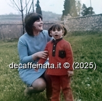 Io, che probabilmente e tanto per cambiare stavo parlando, e mia madre, sul retro casa. Probabile anno 1970.