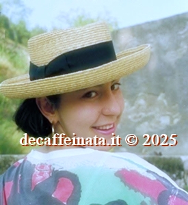 1985; pochi mesi prima della nevicata che è nella nostra storia. Ho avuto la fissa dei cappelli per tanti anni. Una maglia che mi è stata regalata e che ho ancora oggi conservata come ricordo importante.