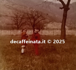 In principio degli anni Settanta; con uno dei miei completi preferiti. Sono con una persona della famiglia in un'area della proprietà e che oggi è ben differente.